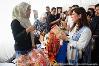 Menteri Komunikasi dan Digital Meutya Hafid Menteri Komunikasi dan Digital Meutya Hafid menegaskan, kehadiran Kantor Cabang Pembantu Layanan Pos Universal (KCP LPU) merupakan bagian penting dari amanat Presiden Prabowo Subianto untuk mempercepat penyaluran BLT bagi jutaan keluarga penerima manfaat. Foto: Humas Kemkomdigi