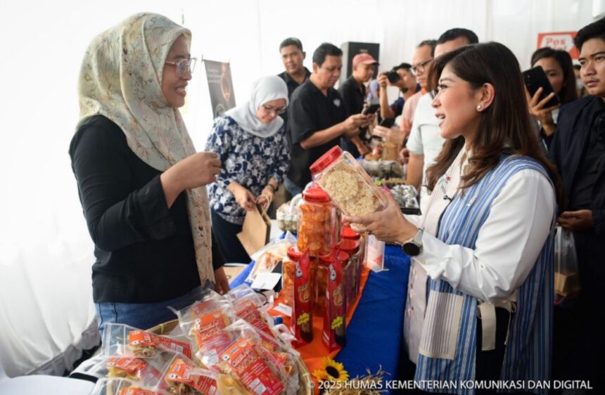 Menteri Komunikasi dan Digital Meutya Hafid Menteri Komunikasi dan Digital Meutya Hafid menegaskan, kehadiran Kantor Cabang Pembantu Layanan Pos Universal (KCP LPU) merupakan bagian penting dari amanat Presiden Prabowo Subianto untuk mempercepat penyaluran BLT bagi jutaan keluarga penerima manfaat. Foto: Humas Kemkomdigi