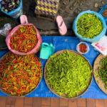 Ilustrasi jejeran cabai dipasar tradisional. Foto: Istock @SolStock