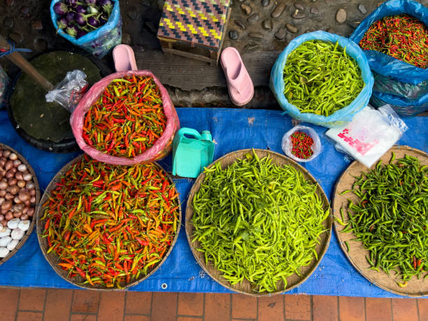 Ilustrasi jejeran cabai dipasar tradisional. Foto: Istock @SolStock