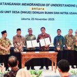 Ketua Umum Induk KUD, Portasius Nggedi saat menandatangani MoU disaksikan Menkop RI dan Kepala PPN?Bappenas. Foto: Dok Humas