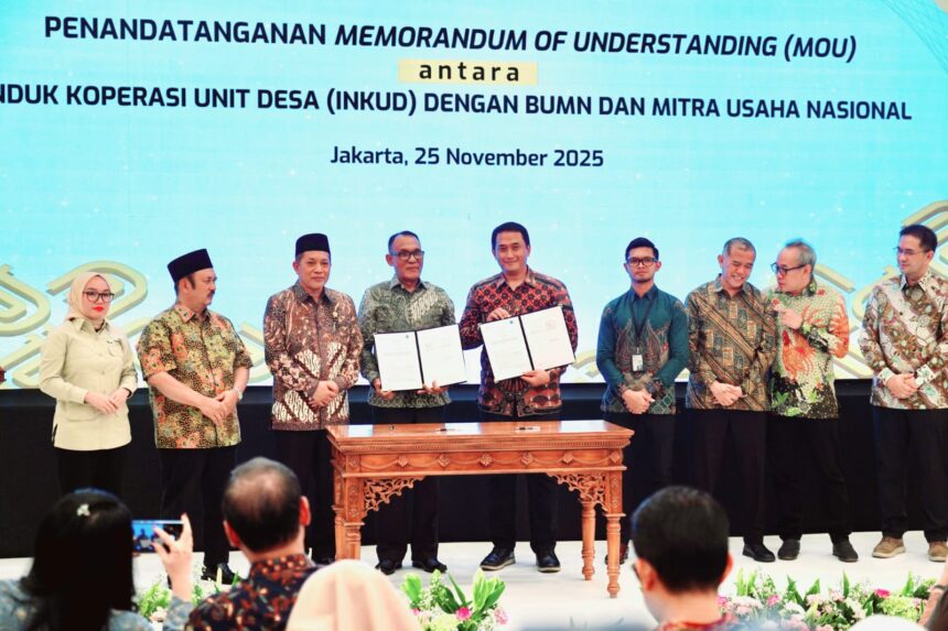 Ketua Umum Induk KUD, Portasius Nggedi saat menandatangani MoU disaksikan Menkop RI dan Kepala PPN?Bappenas. Foto: Dok Humas