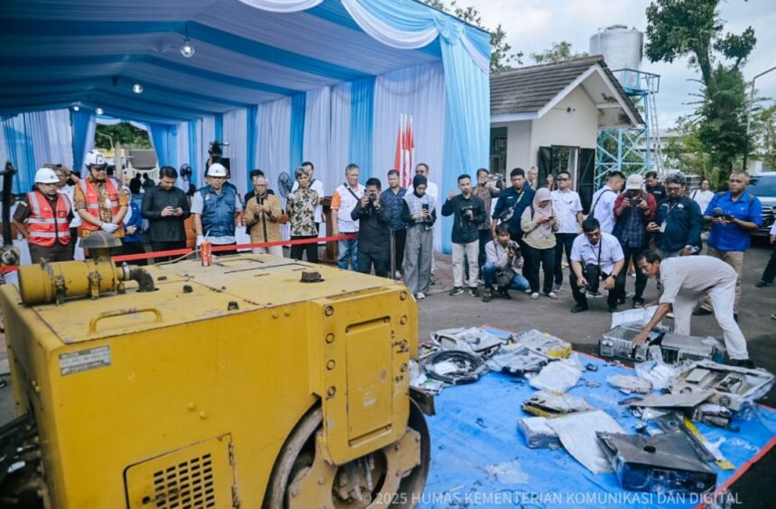 Plh. Direktur Jenderal Infrastruktur Digital Kemkomdigi Ervan Fathurokhman Adiwidjaja dalam acara Pemusnahan Alat Perangkat Telekomunikasi Ilegal Wilayah Provinsi D.I. Yogyakarta dan Jawa Tengah di Stasiun Monitoring Kalasan, Balai Monitor SFR Kelas I Yogyakarta, Sleman, Kamis (27/11/2025) mengatakan dalam kegiatan pemusnahan tersebut, Kemkomdigi berhasil menyita 75 perangkat komunikasi illegal. Foto: Humas Kemkomdigi