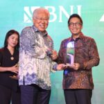 BNI meraih penghargaan Environment & Sustainability pada ajang Apresiasi ESG 2025 yang diselenggarakan B-Universe di Hotel Mulia Senayan, Jakarta, Kamis (20/11/2025). Foto: Dok BNI