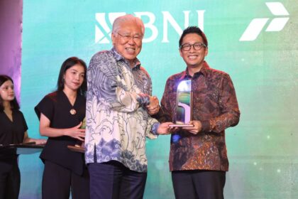 BNI meraih penghargaan Environment & Sustainability pada ajang Apresiasi ESG 2025 yang diselenggarakan B-Universe di Hotel Mulia Senayan, Jakarta, Kamis (20/11/2025). Foto: Dok BNI