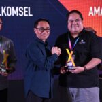 Direktur IT Digital Telkom Indonesia Faizal Rochmad Djoemadi saat memberikan penghargaan pada pemenang kategori “The Best Synergy Collaboration” pada acara Synergy Innovation Week 2025 di Bandung pada Kamis (27/11). Foto: Telkom Indonesia