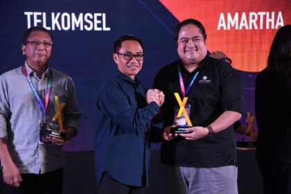 Direktur IT Digital Telkom Indonesia Faizal Rochmad Djoemadi saat memberikan penghargaan pada pemenang kategori “The Best Synergy Collaboration” pada acara Synergy Innovation Week 2025 di Bandung pada Kamis (27/11). Foto: Telkom Indonesia