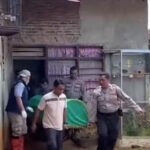 Jasad korban dibawa polisi dan tim medis ke rumah sakit guna dilakukan pemeriksaan lanjutan. Foto: Tangkap layar IG @lampunggehnews