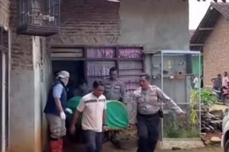 Jasad korban dibawa polisi dan tim medis ke rumah sakit guna dilakukan pemeriksaan lanjutan. Foto: Tangkap layar IG @lampunggehnews