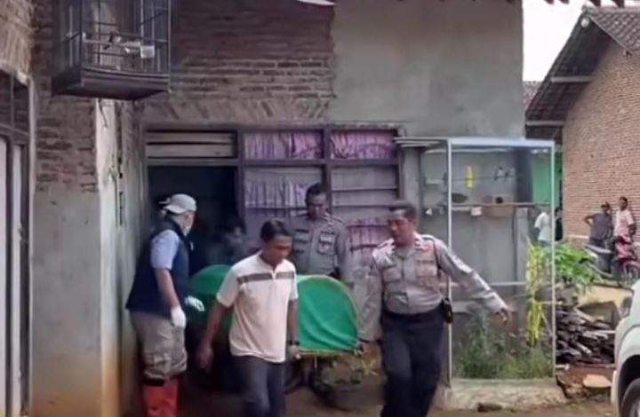 Jasad korban dibawa polisi dan tim medis ke rumah sakit guna dilakukan pemeriksaan lanjutan. Foto: Tangkap layar IG @lampunggehnews