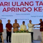 Ketua Umum Asosiasi Pengusaha Ritel Indonesia, Solihin, bersama Menko Bidang Pangan, Zulkifli Hasan dan Menteri Perdagangan, Budi Santoso, pada puncak perayaan Hari Ritel Nasional 2025 dan bertepatan dengan hari ulang tahun ke-31 Aprindo di Balai Sudirman, Tebet, Jakarta Selatan, Selasa (11/11/2025). Foto: Joesvicar Iqbal/ipol.id
