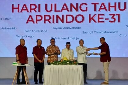 Ketua Umum Asosiasi Pengusaha Ritel Indonesia, Solihin, bersama Menko Bidang Pangan, Zulkifli Hasan dan Menteri Perdagangan, Budi Santoso, pada puncak perayaan Hari Ritel Nasional 2025 dan bertepatan dengan hari ulang tahun ke-31 Aprindo di Balai Sudirman, Tebet, Jakarta Selatan, Selasa (11/11/2025). Foto: Joesvicar Iqbal/ipol.id