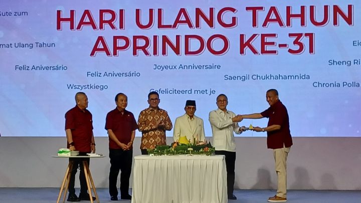 Ketua Umum Asosiasi Pengusaha Ritel Indonesia, Solihin, bersama Menko Bidang Pangan, Zulkifli Hasan dan Menteri Perdagangan, Budi Santoso, pada puncak perayaan Hari Ritel Nasional 2025 dan bertepatan dengan hari ulang tahun ke-31 Aprindo di Balai Sudirman, Tebet, Jakarta Selatan, Selasa (11/11/2025). Foto: Joesvicar Iqbal/ipol.id