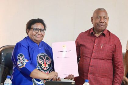 Wakil Menteri Dalam Negeri Ribka Haluk saat Rakor Evaluasi Penyelenggaraan Pemerintahan Daerah dan Percepatan Program Quick Wins di Papua Barat, Rabu (5/11/2025) malam. Foto: Ist