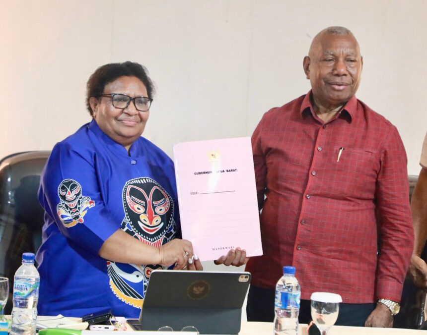 Wakil Menteri Dalam Negeri Ribka Haluk saat Rakor Evaluasi Penyelenggaraan Pemerintahan Daerah dan Percepatan Program Quick Wins di Papua Barat, Rabu (5/11/2025) malam. Foto: Ist