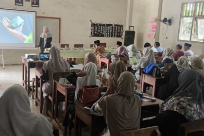 Kantor Cabang BPJS Ketenagakerjaan Jakarta Pluit menggelar sosialisasi program Jaminan Sosial Ketenagakerjaan (Jamsostek) di Gedung SMK Islam Iqro Pasar Kemis, Tangerang, Banten.