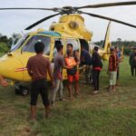 BNPB melakukan droping bantuan logistik dan peralatan menggunakan helikopter di Kecamatan Karangbaru, Kabupaten Aceh Tamiang, Provinsi Aceh, Sabtu (29/11/2025). Foto: Ist
