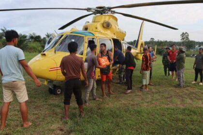 BNPB melakukan droping bantuan logistik dan peralatan menggunakan helikopter di Kecamatan Karangbaru, Kabupaten Aceh Tamiang, Provinsi Aceh, Sabtu (29/11/2025). Foto: Ist