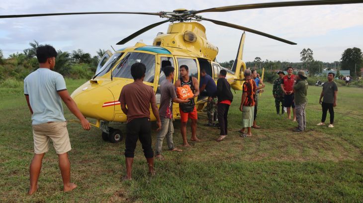 BNPB melakukan droping bantuan logistik dan peralatan menggunakan helikopter di Kecamatan Karangbaru, Kabupaten Aceh Tamiang, Provinsi Aceh, Sabtu (29/11/2025). Foto: Ist