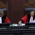 Ketua MK Suhartoyo bersama Wakil Ketua MK Saldi Isra saat memimpin sidang. Foto: MK