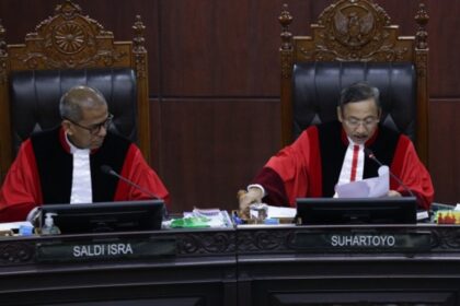 Ketua MK Suhartoyo bersama Wakil Ketua MK Saldi Isra saat memimpin sidang. Foto: MK