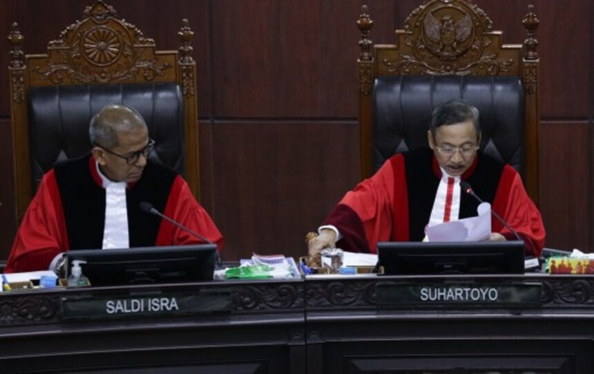 Ketua MK Suhartoyo bersama Wakil Ketua MK Saldi Isra saat memimpin sidang. Foto: MK