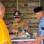 Warga Pondok Aren, Kota Tangerang Selatan (Tangsel), menggerebek sebuah toko yang diduga menjual obat-obatan terlarang pada Jumat (14/11). Foto : Ist