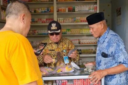 Warga Pondok Aren, Kota Tangerang Selatan (Tangsel), menggerebek sebuah toko yang diduga menjual obat-obatan terlarang pada Jumat (14/11). Foto : Ist