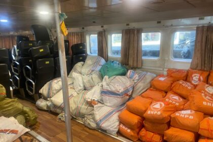 Barang bantuan logistik dan peralatan dikirim melalui jalur laut menggunakan kapal Express Bahari di Pelabuhan Ulee Lheu, Banda Aceh, Provinsi Aceh, Minggu (30/11/2025). Bantuan akan menjangkau lima wilayah yakni Lhokseumawe, Aceh Utara, Aceh Timur, Kota Langsa dan Aceh Tamiang. Foto: Ist
