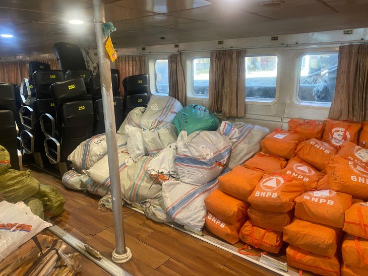 Barang bantuan logistik dan peralatan dikirim melalui jalur laut menggunakan kapal Express Bahari di Pelabuhan Ulee Lheu, Banda Aceh, Provinsi Aceh, Minggu (30/11/2025). Bantuan akan menjangkau lima wilayah yakni Lhokseumawe, Aceh Utara, Aceh Timur, Kota Langsa dan Aceh Tamiang. Foto: Ist