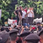 Kepala Kantor BPN Jakarta Utara, Sontang Manurung menemui langsung warga dan naik ke mobil komando untuk memberikan penjelasan serta mengimbau agar tetap tenang.