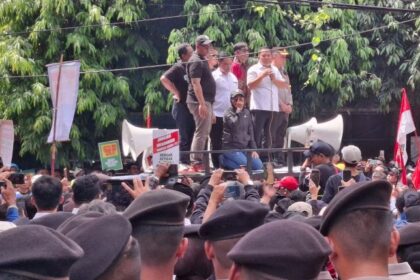 Kepala Kantor BPN Jakarta Utara, Sontang Manurung menemui langsung warga dan naik ke mobil komando untuk memberikan penjelasan serta mengimbau agar tetap tenang.