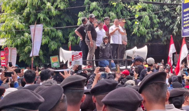 Kepala Kantor BPN Jakarta Utara, Sontang Manurung menemui langsung warga dan naik ke mobil komando untuk memberikan penjelasan serta mengimbau agar tetap tenang.
