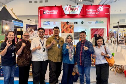Manager MSE Development Achmad Retno Syafarie (kedua dari kiri) beserta tim dan Manager RB Operation Feny Iriani (ketiga dari kanan) beserta tim saat mengunjungi booth Telkom pada ajang Trade Expo Indonesia 2025, yang diselenggarakan pada 15–19 Oktober 2025 di Indonesia Convention Exhibition (ICE) BSD City, Tangerang. Foto: Telkom Indonesia