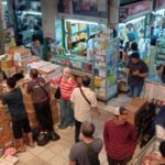 Suasana aktivitas keseharian para pedagang obat-alat kesehatan melayani konsumen/pembeli di Pasar Pramuka, Matraman, Jakarta Timur. Foto: Joesvicar Iqbal/dok/ipol.id