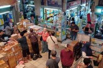 Suasana aktivitas keseharian para pedagang obat-alat kesehatan melayani konsumen/pembeli di Pasar Pramuka, Matraman, Jakarta Timur. Foto: Joesvicar Iqbal/dok/ipol.id