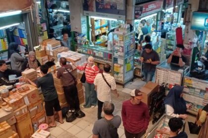 Suasana aktivitas keseharian para pedagang obat-alat kesehatan melayani konsumen/pembeli di Pasar Pramuka, Matraman, Jakarta Timur. Foto: Joesvicar Iqbal/dok/ipol.id