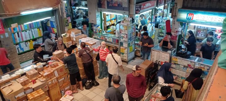 Suasana aktivitas keseharian para pedagang obat-alat kesehatan melayani konsumen/pembeli di Pasar Pramuka, Matraman, Jakarta Timur. Foto: Joesvicar Iqbal/dok/ipol.id