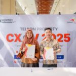 Direktur Bisnis Telkom Property Amini Kusumawati (kiri) dan CEO V-Green Indonesia Mai Truong Giang (kanan) saat melakukan penandatanganan (MoU) terkait kerja sama pengembangan Stasiun Pengisian Kendaraan Listrik Umum (SPKLU) di berbagai wilayah Indonesia di Jakarta pada Jumat (28/11). Foto: Telkom Indonesia