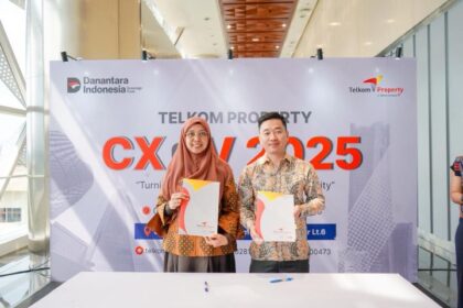 Direktur Bisnis Telkom Property Amini Kusumawati (kiri) dan CEO V-Green Indonesia Mai Truong Giang (kanan) saat melakukan penandatanganan (MoU) terkait kerja sama pengembangan Stasiun Pengisian Kendaraan Listrik Umum (SPKLU) di berbagai wilayah Indonesia di Jakarta pada Jumat (28/11). Foto: Telkom Indonesia