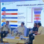 Direktorat Tindak Pidana Tertentu (Dittipidter) Bareskrim Polri Brigjen Pol Moh. Irhamni dan tiga narasumber KLHK dalam kegiatan sosialisasi dan diskusi teknis bersama Kementerian Lingkungan Hidup dan Kehutanan (KLHK), digelar di Aula Ditipidter, Selasa (18/11/2025). Foto: Ist