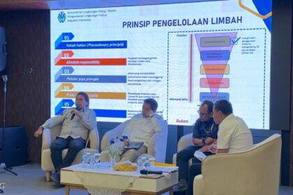 Direktorat Tindak Pidana Tertentu (Dittipidter) Bareskrim Polri Brigjen Pol Moh. Irhamni dan tiga narasumber KLHK dalam kegiatan sosialisasi dan diskusi teknis bersama Kementerian Lingkungan Hidup dan Kehutanan (KLHK), digelar di Aula Ditipidter, Selasa (18/11/2025). Foto: Ist