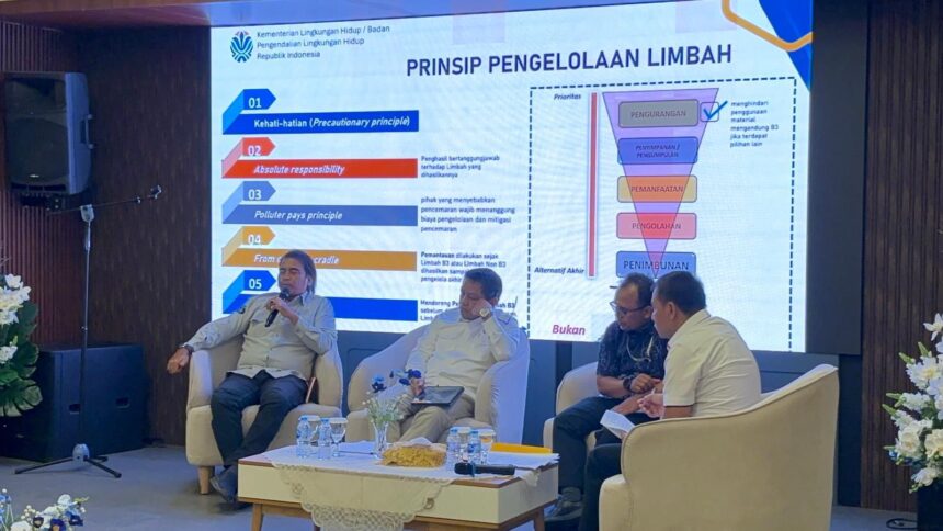 Direktorat Tindak Pidana Tertentu (Dittipidter) Bareskrim Polri Brigjen Pol Moh. Irhamni dan tiga narasumber KLHK dalam kegiatan sosialisasi dan diskusi teknis bersama Kementerian Lingkungan Hidup dan Kehutanan (KLHK), digelar di Aula Ditipidter, Selasa (18/11/2025). Foto: Ist