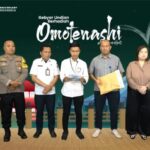 Penyerahan laptop berisi data konsumen Sharp yang diserahkan oleh Bapak Andry Adi Utomo, National Sales Senior GM, PT Sharp Electronics Indonesia