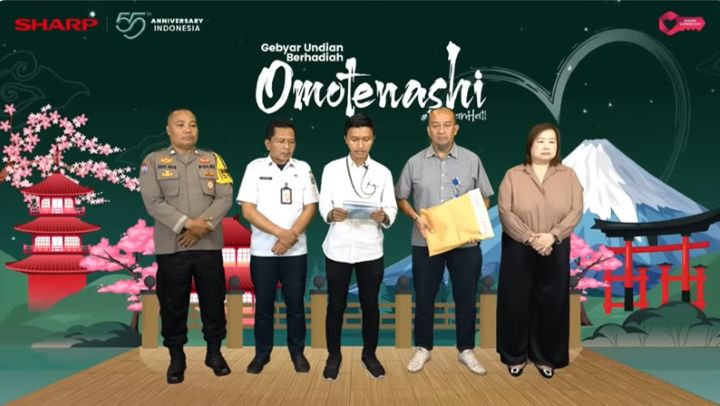 Penyerahan laptop berisi data konsumen Sharp yang diserahkan oleh Bapak Andry Adi Utomo, National Sales Senior GM, PT Sharp Electronics Indonesia
