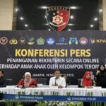 Juru Bicara Densus 88, AKBP Mayndra Eka Wardhana, dalam konferensi pers di Mabes Polri, Jakarta Selatan, Selasa (18/11/2025). Foto: Humas Polri