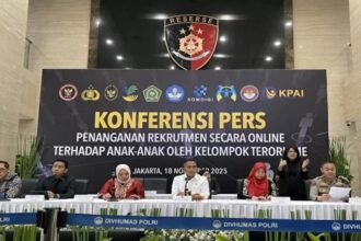 Juru Bicara Densus 88, AKBP Mayndra Eka Wardhana, dalam konferensi pers di Mabes Polri, Jakarta Selatan, Selasa (18/11/2025). Foto: Humas Polri