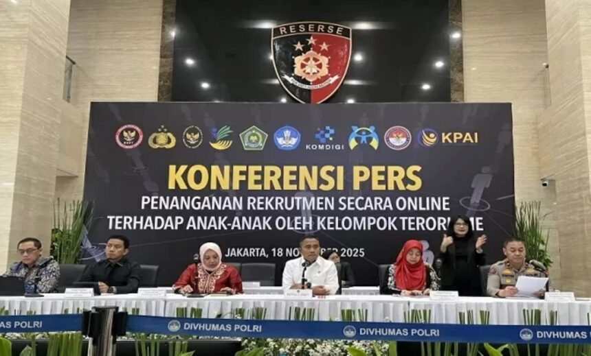 Juru Bicara Densus 88, AKBP Mayndra Eka Wardhana, dalam konferensi pers di Mabes Polri, Jakarta Selatan, Selasa (18/11/2025). Foto: Humas Polri