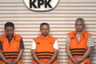 Gubernur Riau, Abdul Wahid (tengah) bersama dua tersangka lainnya dalam kasus dugaan korupsi jatah fee penambahan anggaran unit kerja di Dinas PUPR PKPP. Foto: YouTube KPK