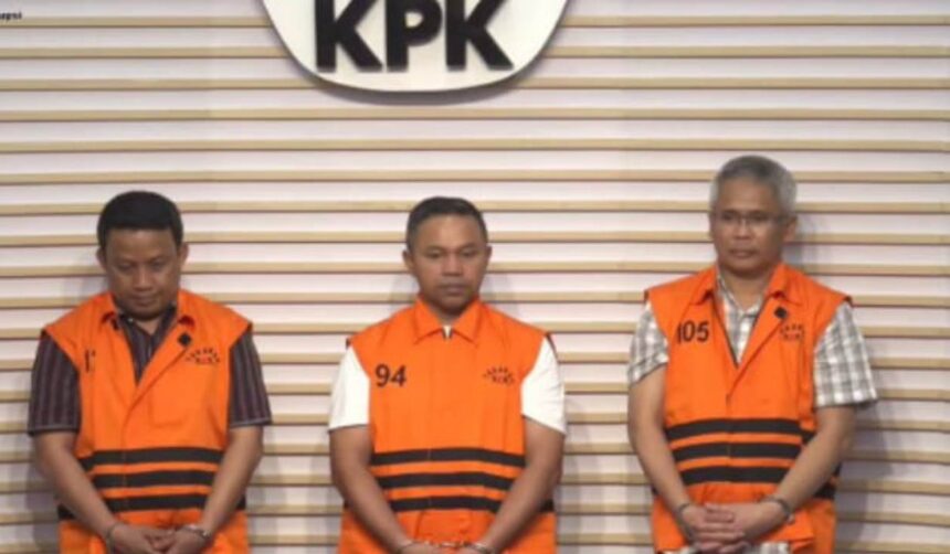 Gubernur Riau, Abdul Wahid (tengah) bersama dua tersangka lainnya dalam kasus dugaan korupsi jatah fee penambahan anggaran unit kerja di Dinas PUPR PKPP. Foto: YouTube KPK